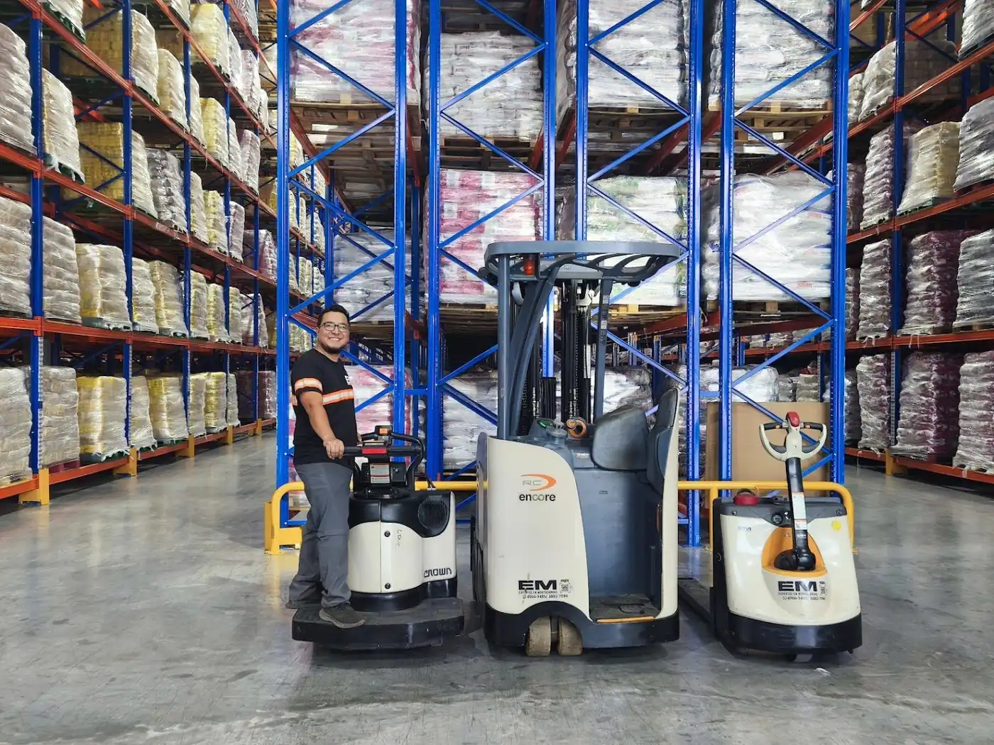 Flota de equipos Crown con marca EMSA