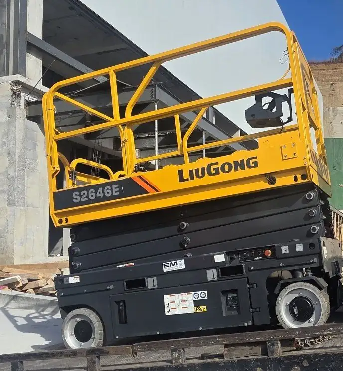 Plataforma de tijera LiuGong S2646E con logo EM