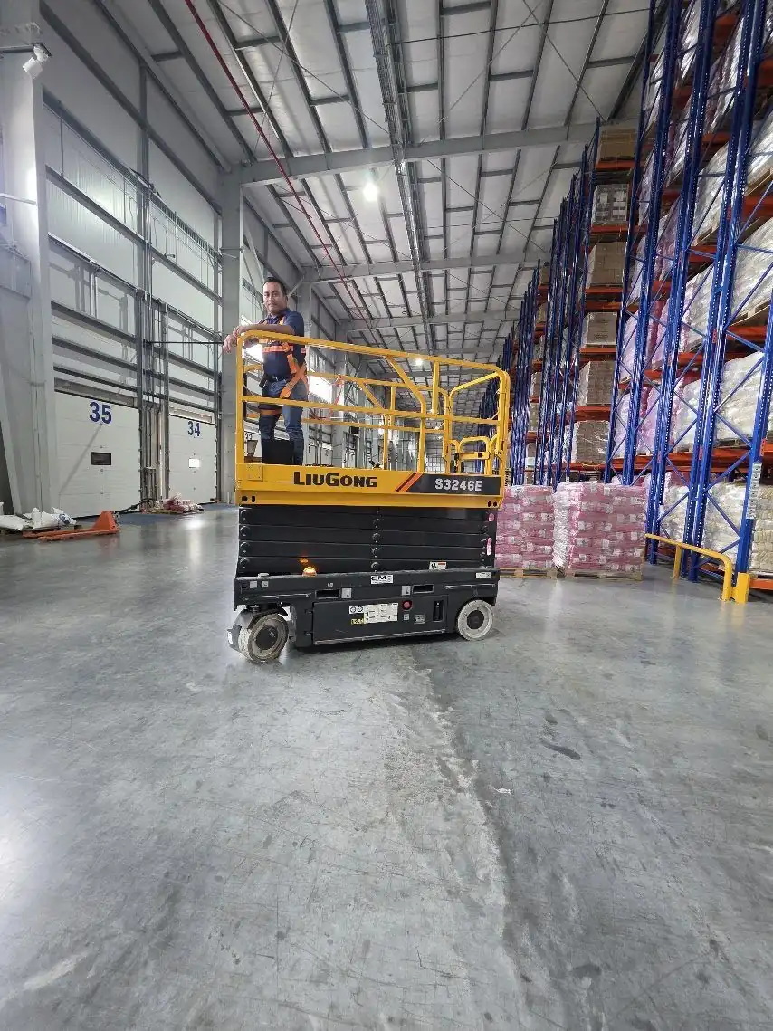Plataforma LiuGong S3246E en bodega