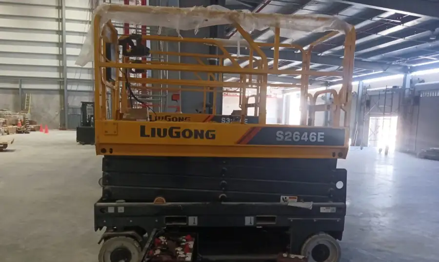Técnico de EMSA dando servicio a las baterías de una plataforma LiuGong S2646E en la bodega del cliente